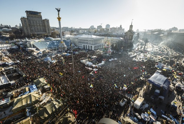 Tysiące protestujących Ukraińców na Majdanie /IREN MOROZ /PAP/EPA