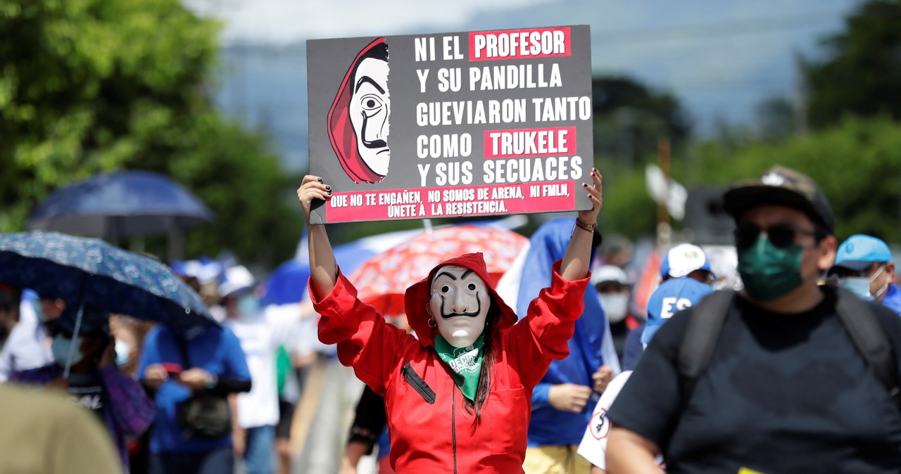 Tysiące protestujących zebrało się w środę na ulicach stolicy Salwadoru /RODRIGO SURA /PAP/EPA