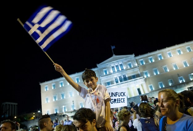 Tysiące przeciwników oszczędności fetowały wynik referendum na ateńskiej Syntagmie /Kay Nietfeld  /PAP/EPA