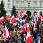 Tysiące przemaszerowały przez Warszawę. Kaczyński: Mieli wiele kłopotów stworzonych przez władzę