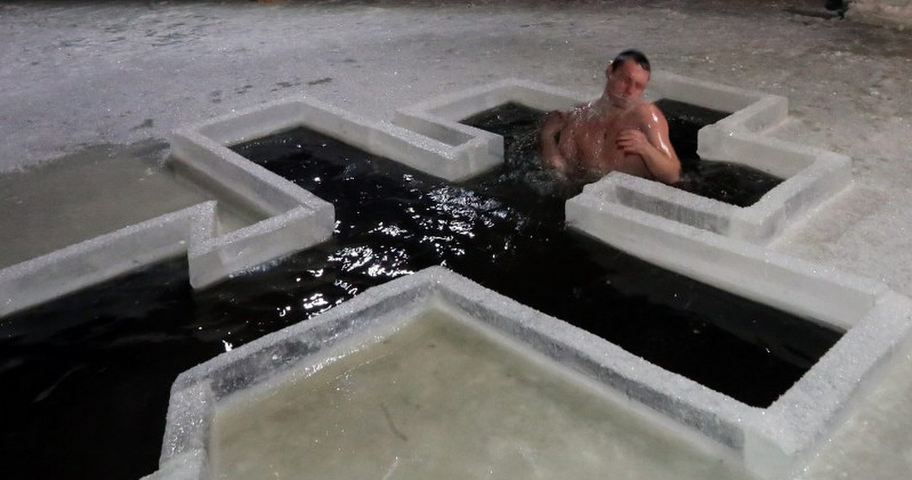 ​Tysiące Rosjan zanurzyły się w lodowatej wodzie na Chrzest Pański