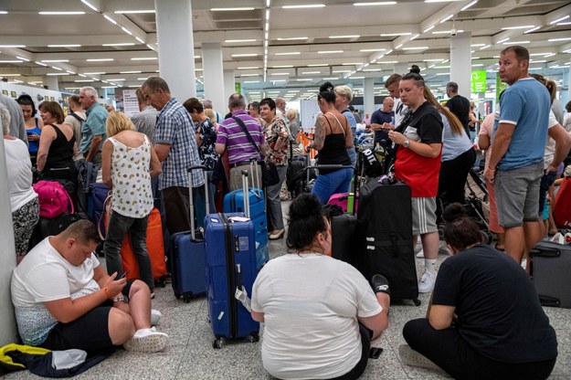 Tysiące turystów czeka na reakcję biura podróży /CATI CLADERA  /PAP/EPA