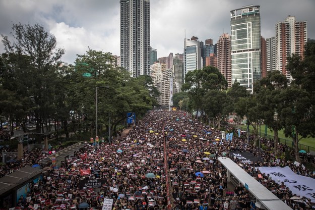 Tysiące ubranych na czarno Hongkończyków wyszły w niedzielę na ulice /ROMAN PILIPEY /PAP