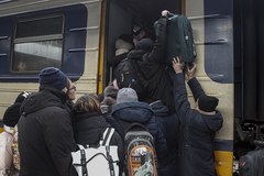 Tysiące uciekinierów na dworcu w Kijowie 