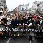 Peter Magyar Tysiące Węgrów na ulicach Budapesztu. Protest przeciw przemocy i rządom Orbana
