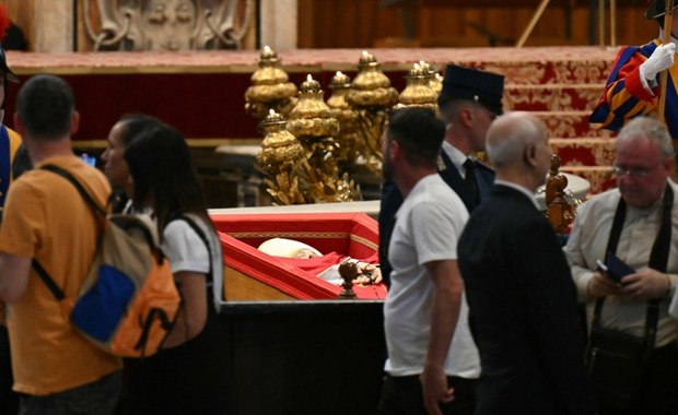 Tysiące wiernych żegnają papieża Franciszka. Watykan nie spał