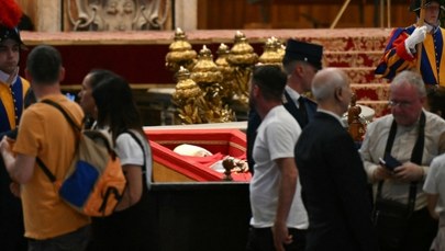 Tysiące wiernych żegnają papieża Franciszka. Watykan nie spał