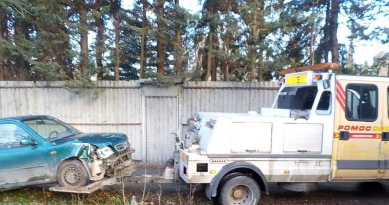 Tysiące wraków samochodów porzucanych przez właścicieli w całej Polsce - to główny temat zaplanowanych na dziś rozmów wiceministra klimatu z przedstawicielami branży motoryzacyjnej /Warszawska Straż Miejska /