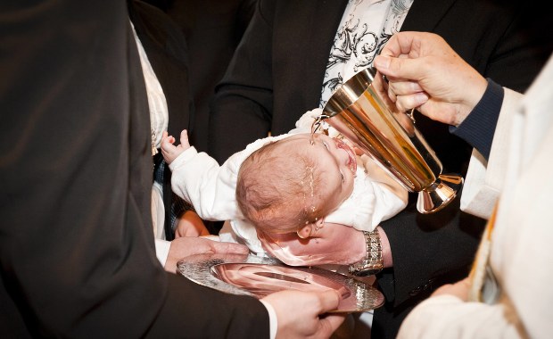 Tysiące "źle" ochrzczonych. Ksiądz przez 20 lat mylił jedno słowo 