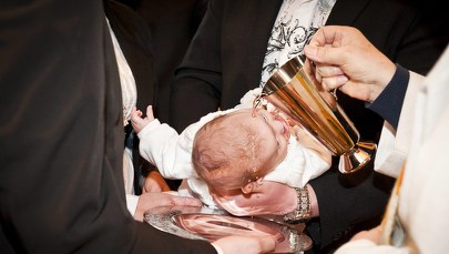 Tysiące "źle" ochrzczonych. Ksiądz przez 20 lat mylił jedno słowo 