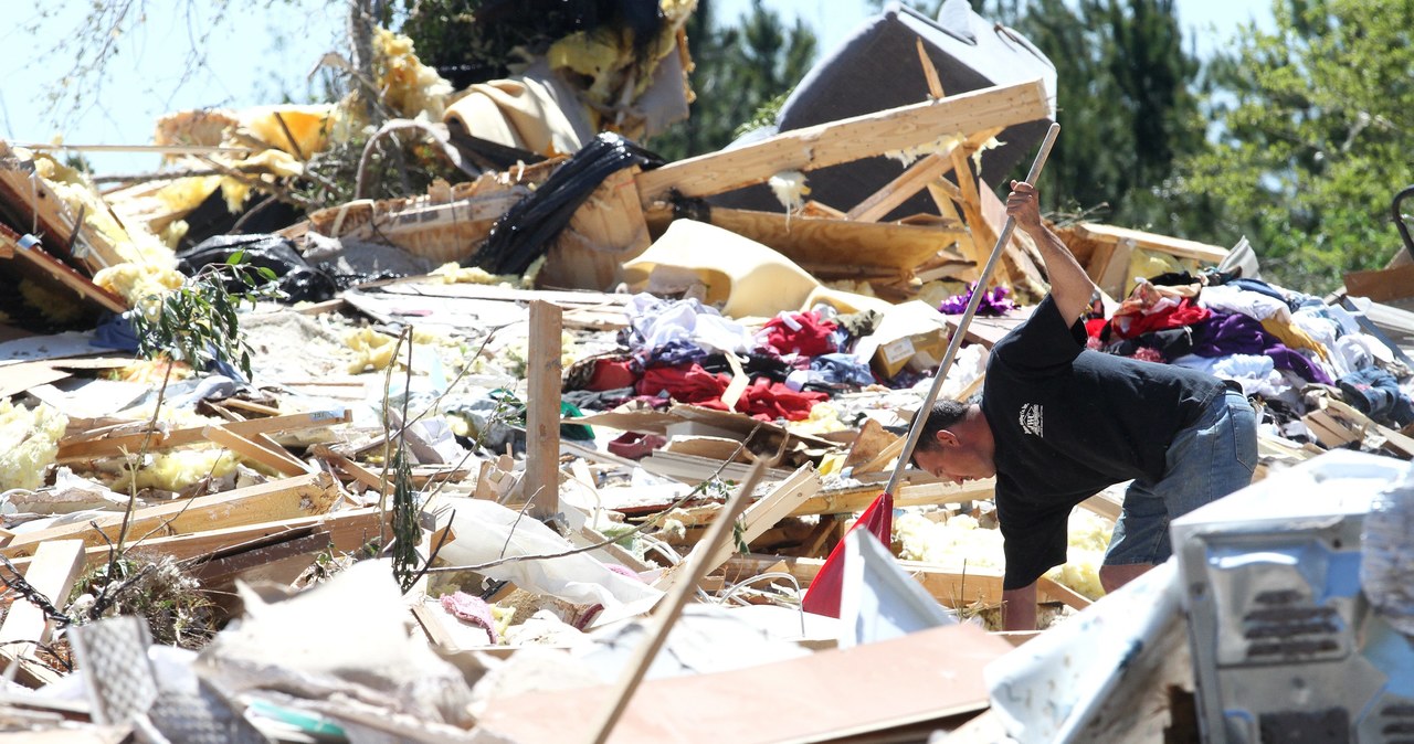 Tysiące zniszczonych budynków po tornadach w USA