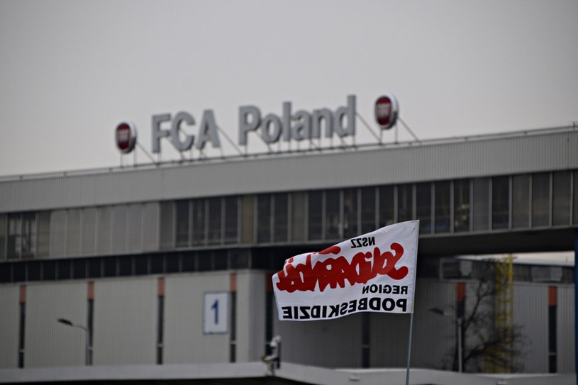 Tyska fabryka samochodów FCA przedłuża przerwę w produkcji do 10 kwietnia /Tomasz Pestka /Reporter