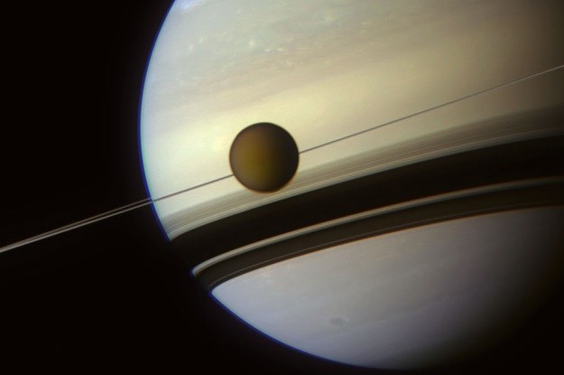 Tytan na tle Saturna /NASA