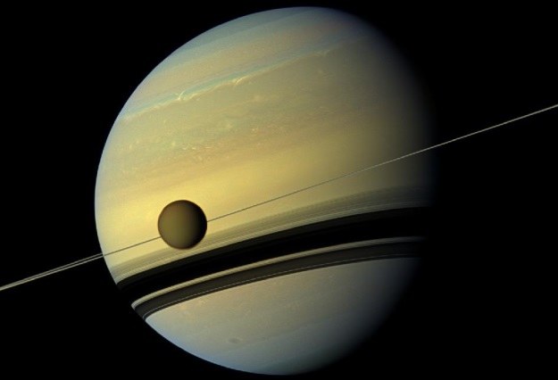 Tytan na tle swojej macierzystej planety - Saturna /NASA