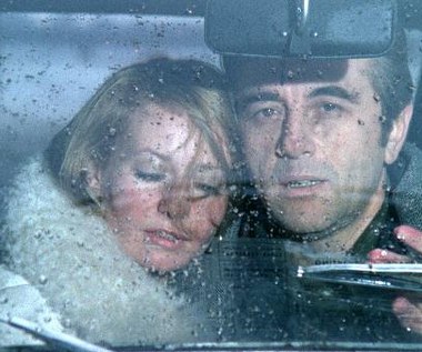 Tytuł tego filmu podsunął Andrzejowi Wajdzie widok indyjskiego żebraka wyprzedającego swój skromny dobytek: "Pomyślałem wtedy, że chciałbym, gdy będę już żegnał się z kinem, zrobić taki film: oto sprzedaję wszystko, co mi się przez te lata uzbierało, ogłaszam wyprzedaż". Na zdjęciu: Elżbieta Czyżewska i Andrzej Łapicki w filmie "Wszystko na sprzedaż".