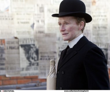 Tytułowa rola w filmie "Albert Nobbs" jest - według aktorki - jednym z największych wyzwań w ciągu całej jej dotychczasowej kariery. Close wcieliła się w nim w postać kobiety, żyjącej w przebraniu mężczyzny w XIX-wiecznej Irlandii.

"Dla aktora to ogromne wyzwanie" - stwierdziła aktorka. "Kiedyś grałam już tę postać. Było to na scenie teatralnej, 29 lat temu, czyli właściwie na początku mojej kariery. Także wówczas rola ta była dla mnie wyzwaniem. Jednak w filmie jest jeszcze trudniej, ponieważ kino jest nieprawdopodobnie intymne, wszystko pokazuje z bliska. W teatrze istnieje pewna przestrzeń pomiędzy aktorem a widzami, w kinie jej nie ma. Jak powinna w takim razie wyglądać twarz kogoś, kto stara się być niewidoczny?" - zastanawiała się Close, która za występ w "Albercie Nobbsie" otrzymała ostatnią, jak na razie, nominację do Oscara.