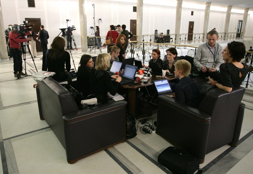Tzw. stolik dziennikarski, miejsce gdzie dotychczas pracowali dziennikarze w Sejmie /Maszewski/Reporter /East News