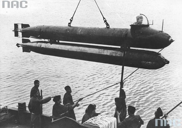Tzw. żywe torpedy wykorzystywane były przez Niemców. Na zdjęciu moment wodowania Torpedo Neger w 1944 roku /Z archiwum Narodowego Archiwum Cyfrowego
