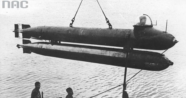 Tzw. żywe torpedy wykorzystywane były przez Niemców. Na zdjęciu moment wodowania Torpedo Neger w 1944 roku /Z archiwum Narodowego Archiwum Cyfrowego