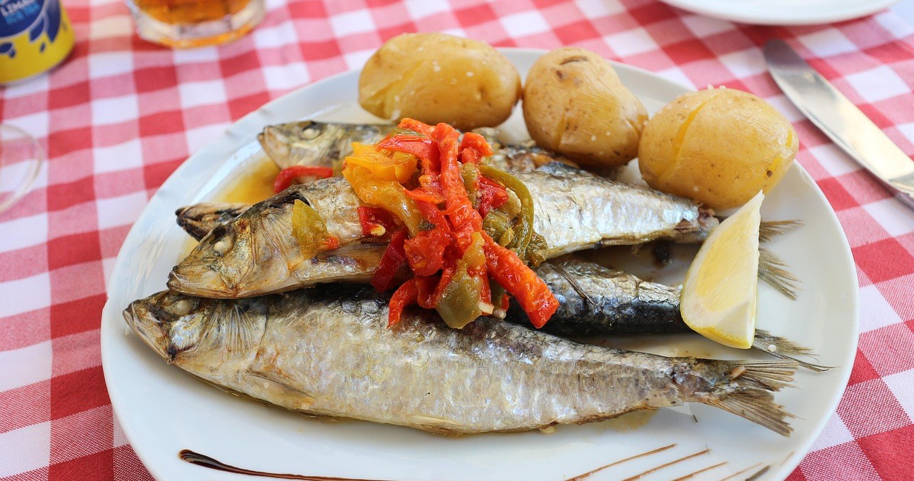 У 100 г сардин міститься високоякісний білок, омега-3 жирні кислоти, вітамін D, вітаміни групи B, а також кальцій, селен і фосфор /pixabay.com