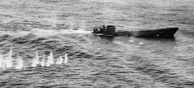 U-426 typu VIIc atakowany przez łódź latająca Short Sunderland /Air Ministry Second World War Official Collection /domena publiczna