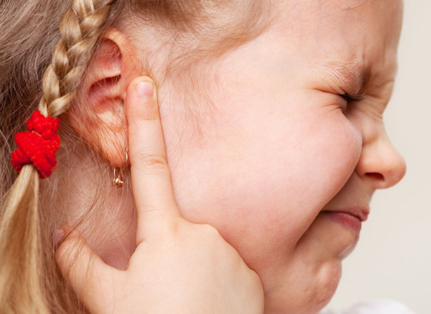 U dzieci alergicznych szczególnie często występuje tzw. wysiękowe zapalenie ucha. /123RF/PICSEL