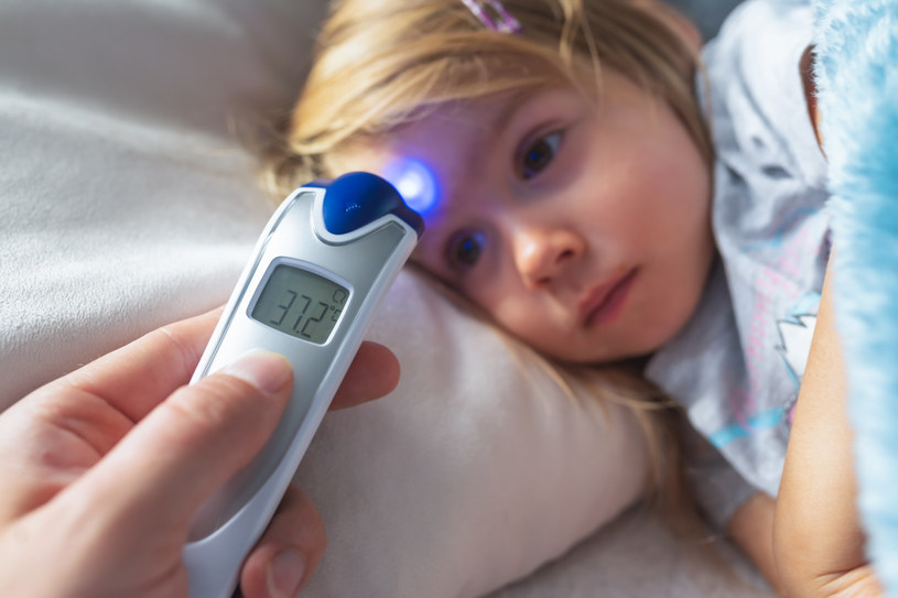 U dzieci mogą pojawić się takie objawy, jak podwyższona temperatura, kaszel i osłabienie. /123RF/PICSEL