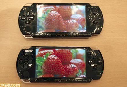 U góry wersja PSP-2000, na dole - PSP-3000 /CafePC.pl