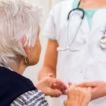 U kobiet są diagnozowane zdecydowanie częściej. Na liście alzheimer, osteoporoza czy RZS