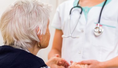 U kobiet są diagnozowane zdecydowanie częściej. Na liście alzheimer, osteoporoza czy RZS