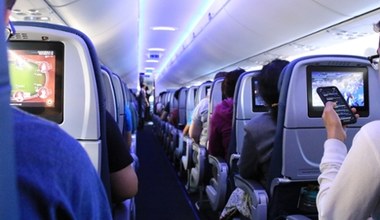 У літаку цього краще не робити. Можна отримати високі штрафи