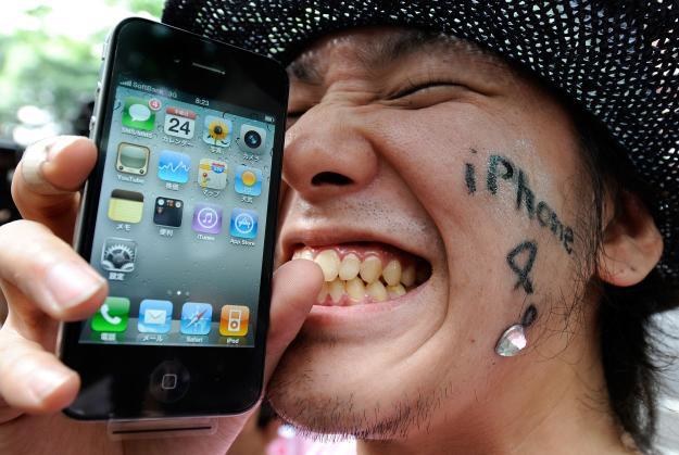 U niektórych posiadanie iPhone'a faktycznie może wywoływać uczucia zbliżone do miłości /AFP