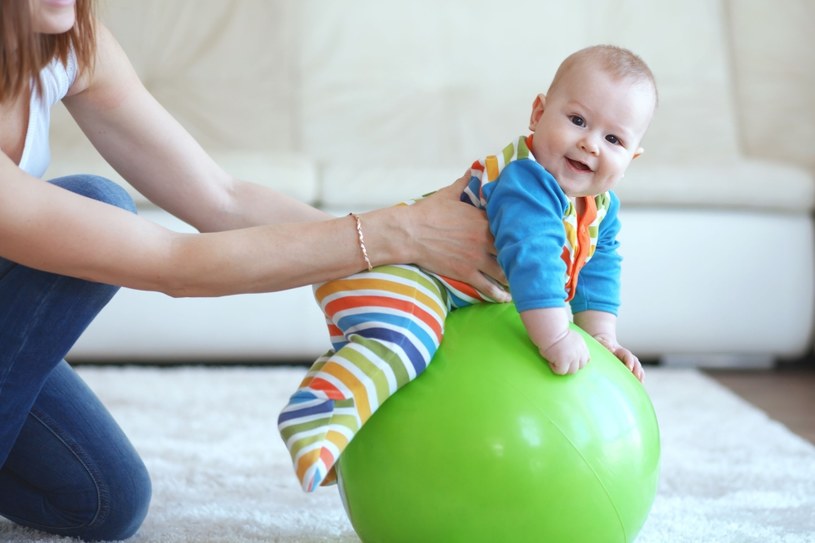 U niemowląt terapeuta oceni czy rozwój ruchowy jest adekwatny do wieku /123RF/PICSEL