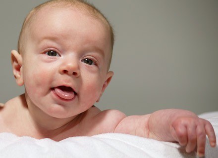 U noworodków i niemowląt ropienie spojówek jest częstą przypadłością. /ThetaXstock