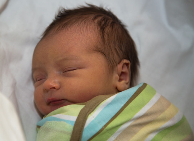 U noworodków i niemowląt ropienie spojówek jest dość częstą przypadłością /123RF/PICSEL