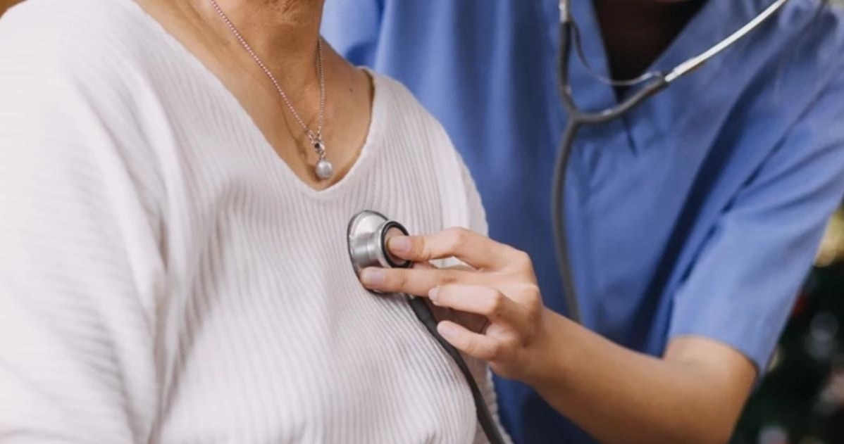 U osób po 65. roku życia szybciej dochodzi do rozwoju zapalenia oskrzeli lub płuc, częściej też pojawiają się komplikacje /123RF/PICSEL