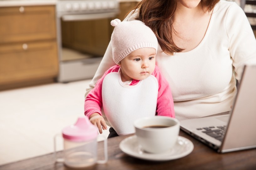 U podłoża problemów pracoholika leży niska samoocena i wynikający z niej perfekcjonizm /123RF/PICSEL