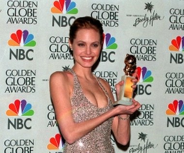 U progu nowego stulecia zachwyty wzbudziła Angelina Jolie. Srebrzysta, lśniąca cekinami, powłóczysta suknia na ramiączkach projektu Randolpha Duke'a, w której aktorka pojawiła się na gali wręczenia Złotych Globów w 1999 roku sprawiła, że wszyscy mówili tylko o niej. Stylizację dopełniły gładkie uczesanie i dyskretny makijaż, dzięki którym Jolie uniknęła efektu modowego nadmiaru.

(PAP Life)