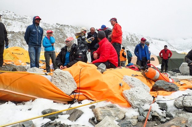 U stóp Mount Everestu uwięzione są setki wspinaczy /AZIM AFIF /PAP/EPA