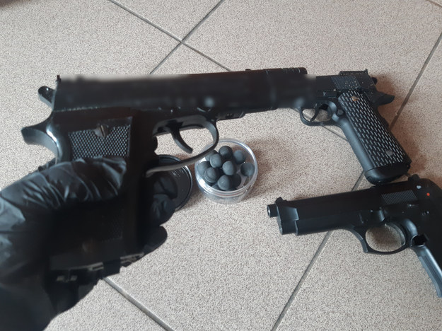 U zatrzymanego znaleziono trzy sztuki broni na gumowe kulki /Policja Warszawa Wola /Policja