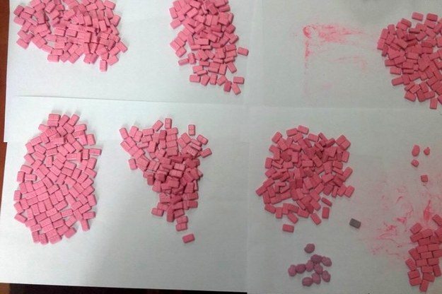 U zatrzymanych znaleziono m.in. tabletki ekstazy, ponad pół kilograma substancji psychotropowych, narkotyk PHP oraz amfetaminę. /Śląska policja /Policja