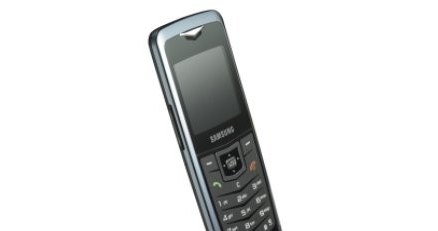 U100 - jeden z nowych, supercienkich telefonów Samsunga /materiały prasowe