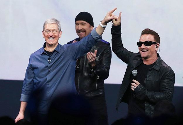 U2 z szefem Apple'a - Timem Cookiem (fot. Justin Sullivan) /Getty Images