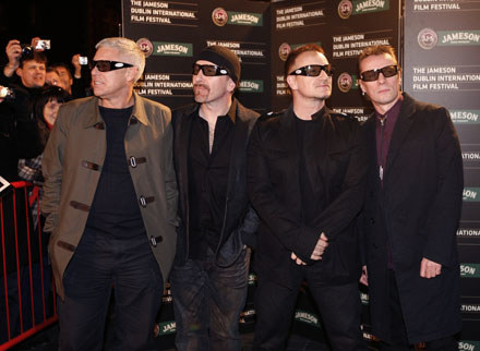 U2 za podpisanie umowy otrzymali także komplet okularów /arch. AFP
