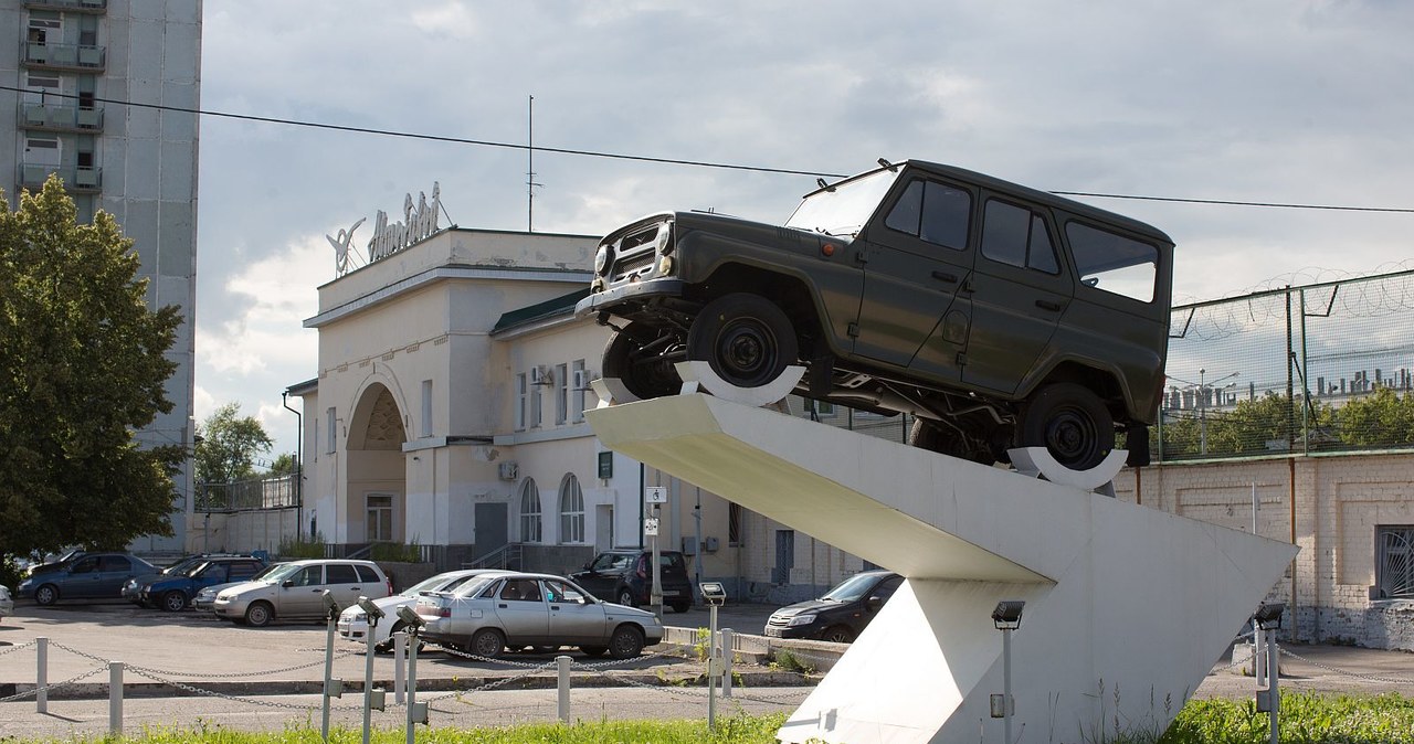 Uaz 469 na cokole przed fabryką w Ulianowsku /Getty Images