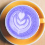 Ube latte to nowa matcha. Wygląda obłędnie, a smakuje jeszcze lepiej