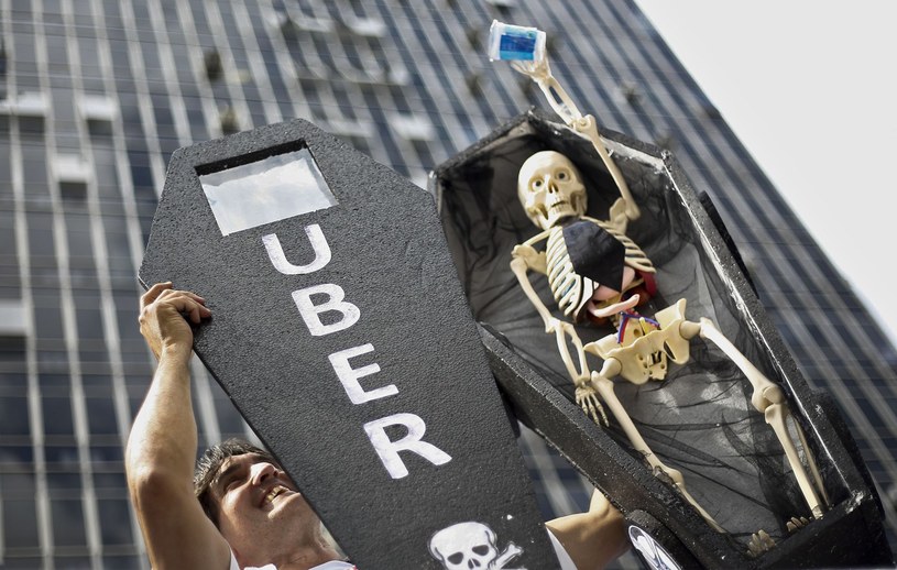 Uber na całym świecie spotyka się z protestami taksówkarzy /AFP