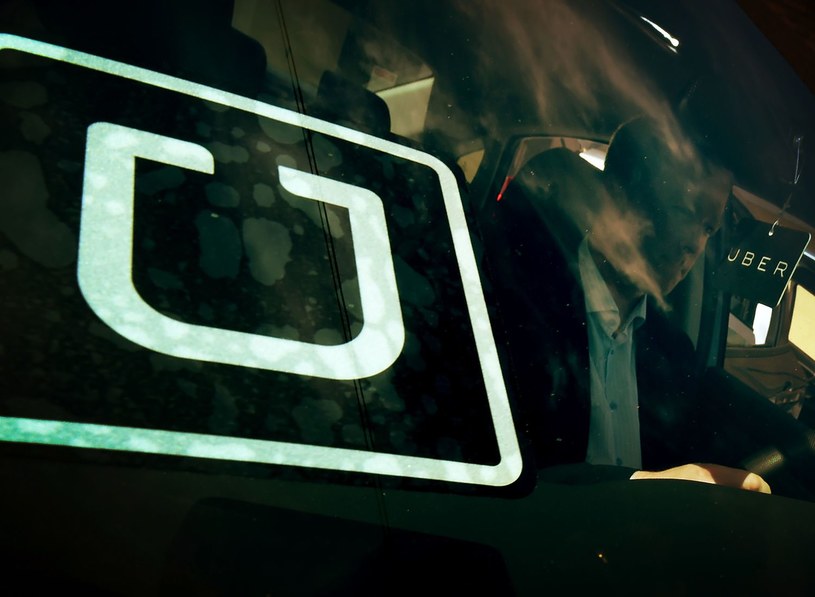 Uber nie przejmuje się protestami taksówkarzy i realizuje swoją strategię /AFP