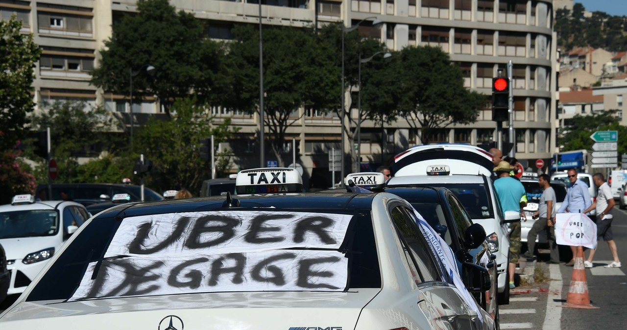 "Uber precz" - to jedno z łagodniejszych haseł, jakie można znaleźć na transparentach wywieszonych przez protestujących taksówkarzy /AFP