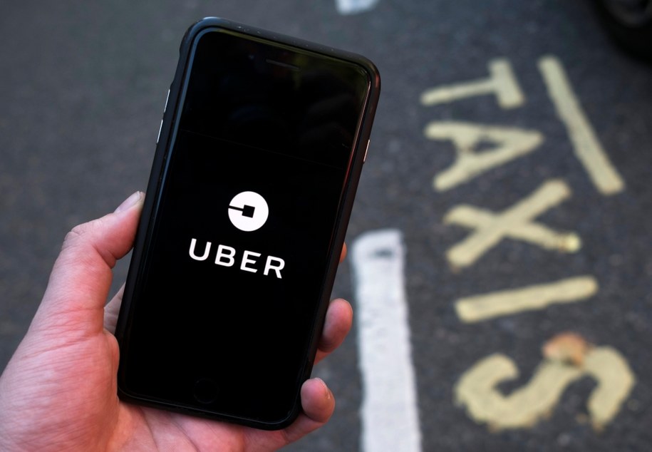 Uber to nie platforma cyfrowa, a firma transportowa /WILL OLIVER  /PAP/EPA